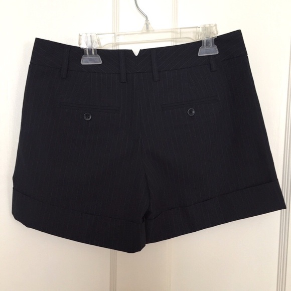 Gap Cuff Shorts - Picture 3 of 6